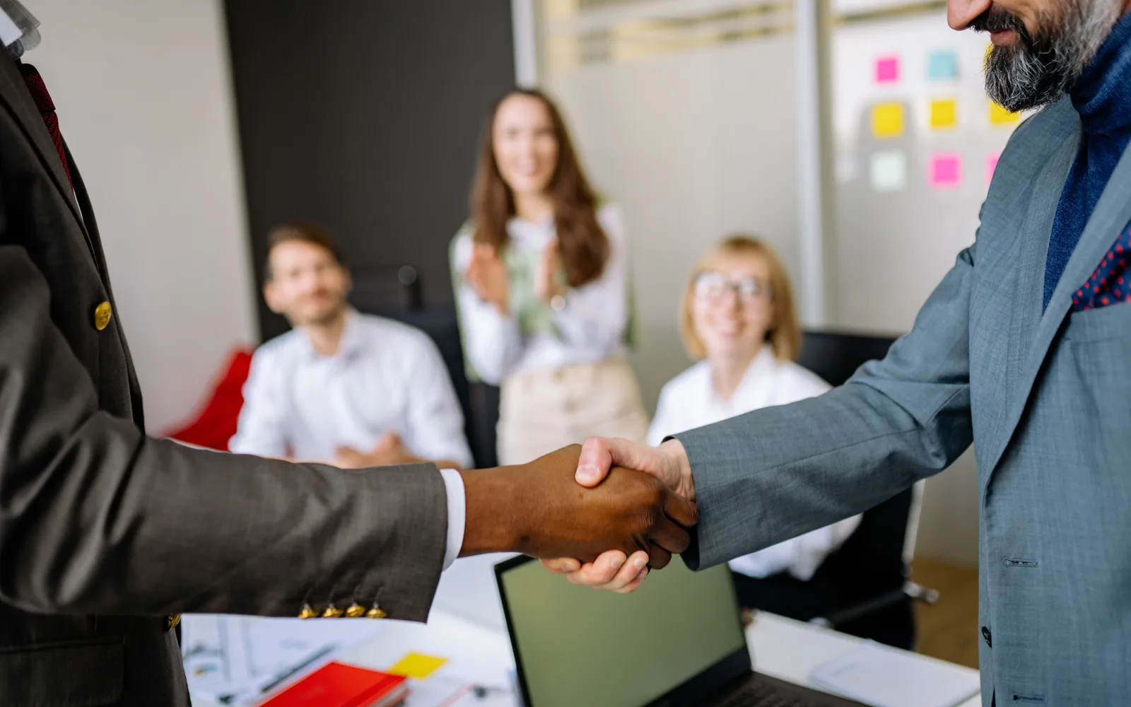 B2B Consulting: 182 Qualified Leads on LinkedIn & Meta — Nouvo case study